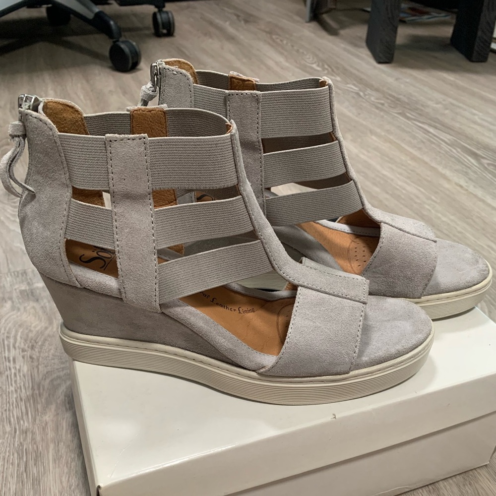 NWOB Sofft Sosie Light Gray Suede Wedge Sandals size 8